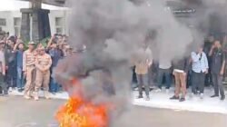 Aksi Demonstrasi Mahasiswa Bakar Ban di Depan Gedung DPRD Kota Metro