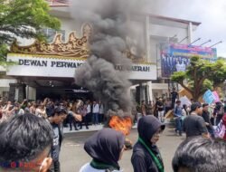 DPRD Metro Turun Temui Masa Aksi Aliansi Mahasiswa Demo